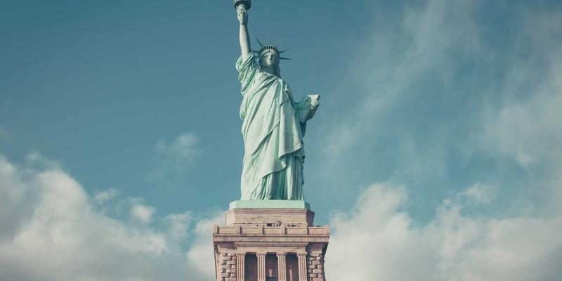 飞鱼艺术与动态雕塑的机械原理：当赛博朋克美学遇见3D插画