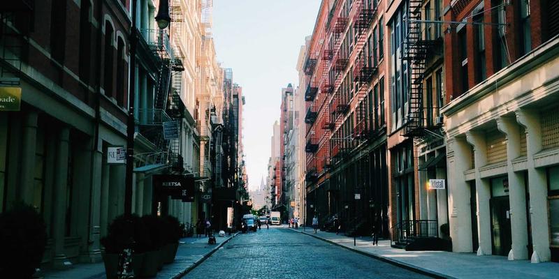 飞鱼艺术与声音可视化：数据流如何蜕变为动态雕塑的韵律与形态